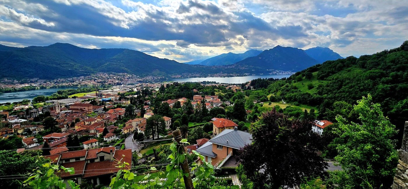 Il borgo di Rossino visto dall'alto con il lago sullo sfondo