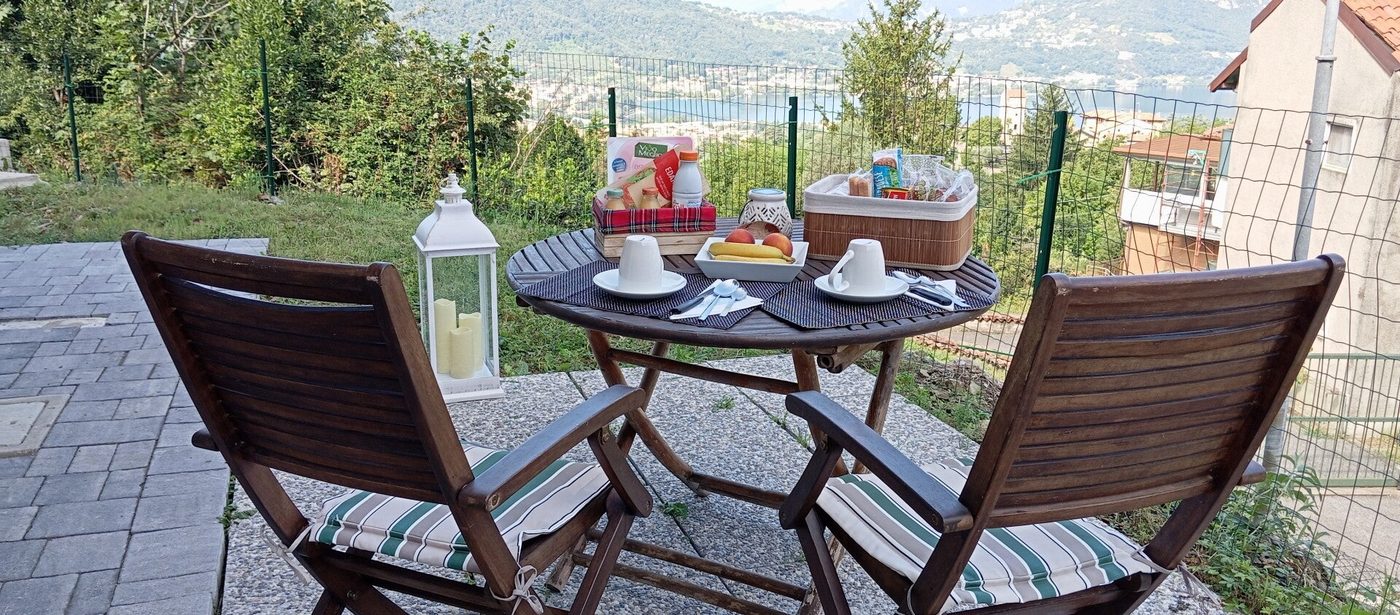 Colazione apparecchiata sul tavolo in giardino
