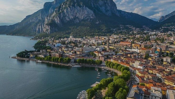 Lecco vista dall'alto con il lago