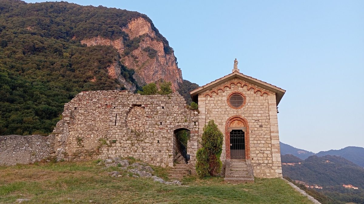 La cappella nella Rocca dell'Innominato con vista sul lago
