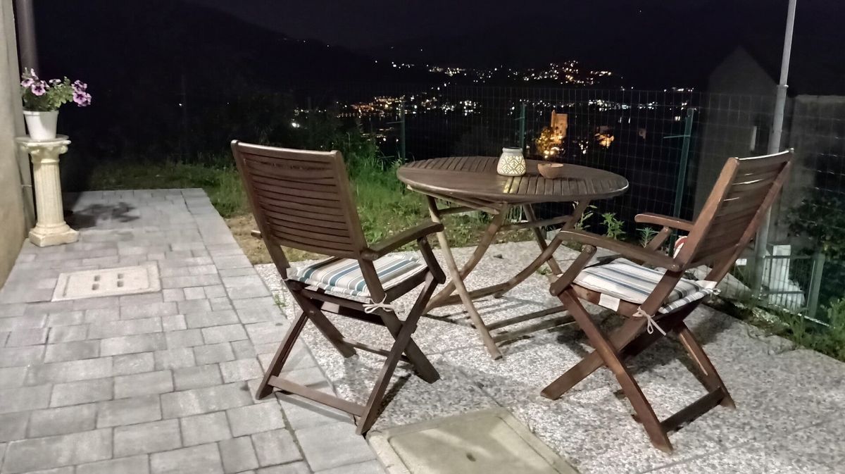 La terrazza di sera con le luci del paese