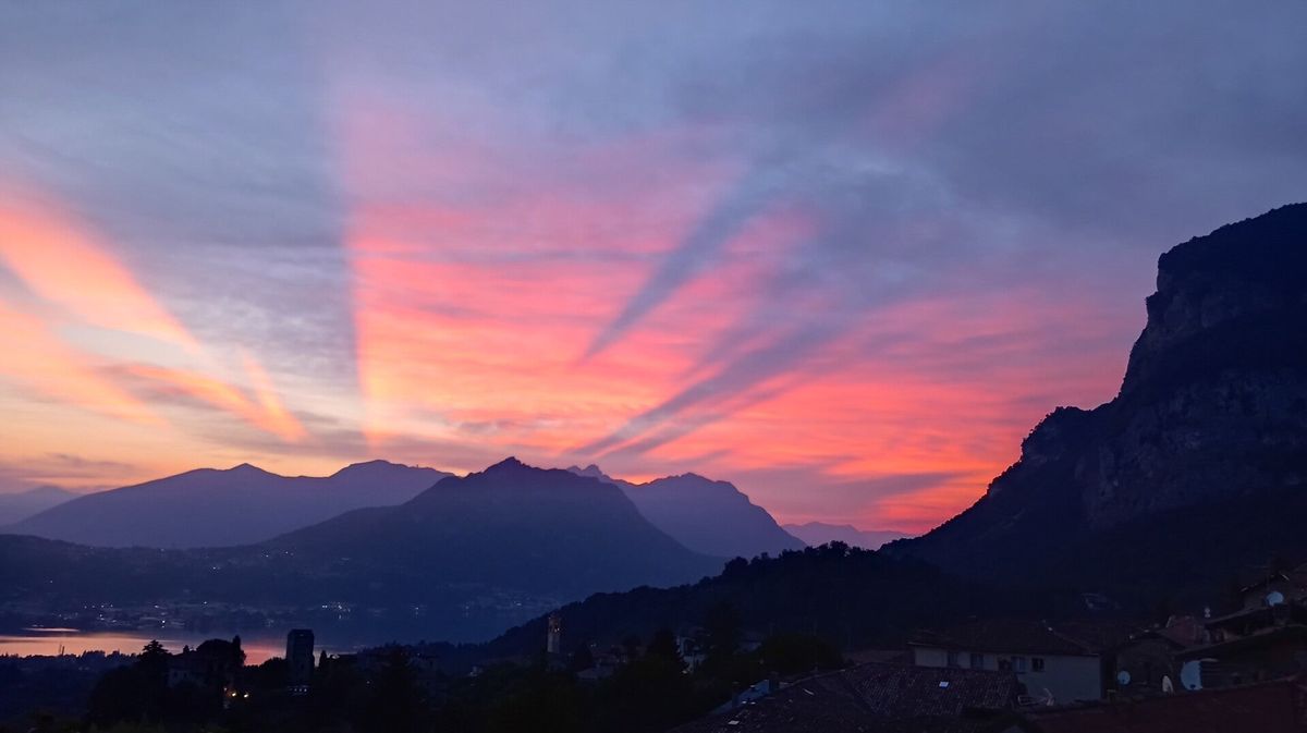 Tramonto rosso e viola dietro le montagne
